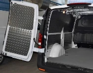 Linke Seite des Mercedes Vito mit gummierter Bodenplatte und Schutzverkleidungen aus Riffelaluminium