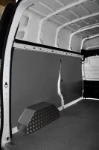 Linke Seite des Trafic mit marmorierter Bodenplatte und Schutzverkleidungen aus vorlackiertem Blech