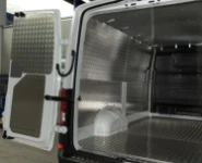 Linke Seite im Crafter mit Schutzverkleidungen aus Riffelaluminium