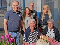 Maria Menon mit der Gegenschwiegermutter und den Söhnen Luca mit Fabiola und Adamo mit Federica 