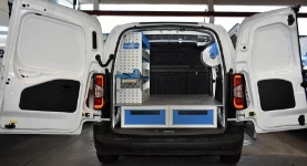 Mit Unterflurschubladen, Regal und Schraubstock eingerichteter Proace City
