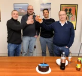 Mitarbeiter von Syncro und der Firma Jernej Korpar s.p. stoßen auf 10 Jahre Syncro Fahrzeugeinrichtungen in Slowenien an