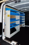 Mobile Werkstatt in einem eingerichteten Kleintransporter für die Wartung von Laufkränen