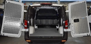 Multiplex-Bodenplatte mit Gummibeschichtung und Wandplatten aus Aluminium für den Vito