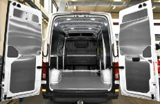Multiplex-Bodenplatte mit Marmor-Optik und Wandplatten aus Aluminium für den TGE