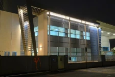 Nachtansicht des neuen Bürogebäudes in der Via Portile, Cassola, Francom Spa
