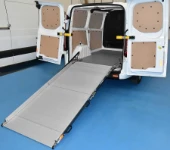 Offene Auffahrrampe im Laderaum des Custom