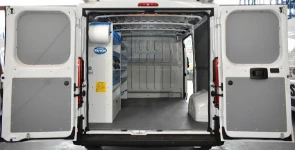 01_An nur einer Wand eingerichteter Ducato für Elektriker