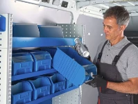 01_In den Halterahmen eingesetzte 36 cm tiefe Kunststoff-Lagerkästen für Nutzfahrzeuge