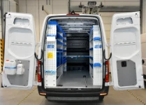 01_In ein Werkstattfahrzeug verwandelter VW Crafter mit Einrichtungen und Zubehör für erneuerbare Energien