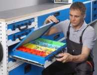 01_Koffer auf dem ausgezogenen Koffertablar