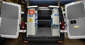 01_Mit dem System Syncro Ultra eingerichteter Mercedes Vito für Türen- und Fenstermonteure