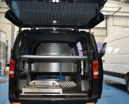 01_Mit Sargauszug und Zwischenboden ausgestattetes Nutzfahrzeug