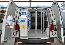 01_Von Syncro eingerichteter Volkswagen Transporter für Fenster und Türen