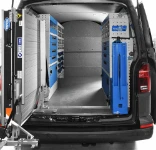 01_VW Transporter mit Einrichtung für die Installation von Industrierobotern, eingeklappte und zur Seite gedrehte Laderampe