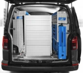 02_Eingeklappte Laderampe in dem von Syncro eingerichteten Transporter