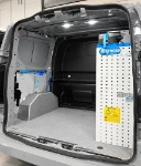 02_Linke Wand des Custom mit Zubehör für die Ladungssicherung