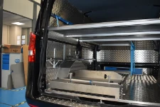 02_Linke Wand des Fahrzeugs eines Bestattungsunternehmens mit Sargauszug