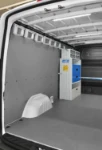 02_Linke Wand des Mercedes Sprinter mit verschieb- und verstellbaren Haken und einem kleinen Möbel