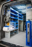 02_Linke Wand des Sprinter mit großen Fächern für sperrige Gegenstände, Schubladen und Regalwannen