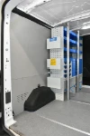 02_Linke Wand des Transit mit Möbel mit Behältern und Zubehör von Syncro