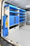 02_Linke Wand des Transit mit Schubladen, Regalwannen, klappbarem Schraubstockhalter