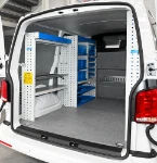 02_Linke Wand des Transporter mit einem mit Laufschienen Syncroblock ausgestatteten Fach