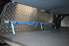 03_Linke Laderaumwand mit Zurrschiene, Zurrgurt und Haken