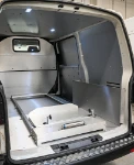 03_Metallbehälter im VW Transporter eines Bestattungsunternehmens