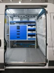 03_Möbel an der linken Wand des Ducato mit Schubladen, Regalwannen, Kofferfixierung