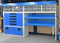 04_Automatische Kofferfixierung im Ford Custom mit verschiebbarer Klemmvorrichtung und Prallblech