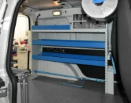 04_Blick von der Seitentür auf die Einrichtung im Caddy für die Instandhaltung des Trinkwassernetzes