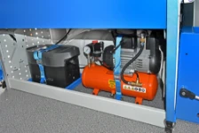 04_Bodenfach mit Ecoflow und Kompressor in dem von Syncro System eingerichteten Transporter