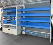 04_Detail der Einrichtung im Ducato mit Kofferhaltern