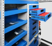 04_Detail der Schubladen mit herausnehmbaren Einsatzboxen aus Kunststoff im Ducato