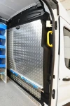 04_Laderaumtrennwand des Transit mit Verkleidung aus Riffelaluminium und Laufschiene Syncroblock