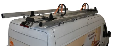 05_Grundträger und Leiterträger mit einfachem Ladelift für das Dach des VW Crafter für erneuerbare Energien