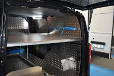 05_Rechte Laderaumwand Zurrschiene und Zurrgurt