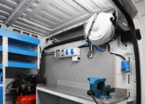 05_Verkabelung und Kabeltrommel in dem von Syncro System eingerichteten Ducato