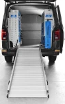 06_Ausgeklappte Laderampe im Transporter