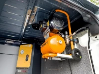 06_Kompressor an Wandhalterungen an der Laderaumtrennwand des Fiat Ducato