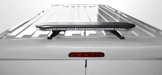 06_LED-Signal-Lichtleiste auf dem Dach des Peugeot Boxer