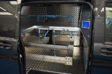 07_Blick durch die Seitentür in das für ein Bestattungsunternehmen eingerichtete Fahrzeug mit Ladungssicherungssystemen von Syncro