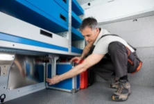 10_Kofferfixierung auf dem Boden