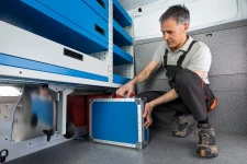 12_Automatische Kofferfixierung auf dem Boden