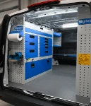 20 Linke Wand des Vito mit Schubladen, Regalwannen und ausziehbarem Schraubstockhalter