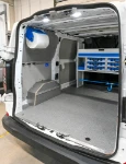22_Linke Wand des Custom mit Zubehör für die Ladungssicherung und für die Reinigung
