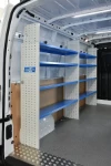 31_Schräg montierte Regalwannen mit nach unten gerichteten Kanten
