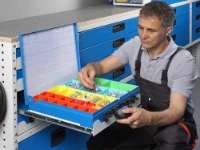 32_Öffnen des Koffers auf dem ausgezogenen Koffertablar