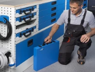 33_Vom Koffertablar entnommener Koffer